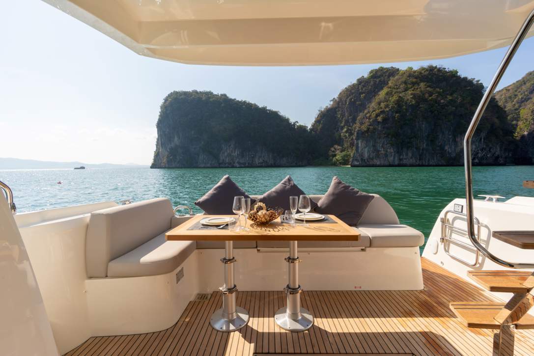 Prestige 420 Fly Exterior - 10.jpg