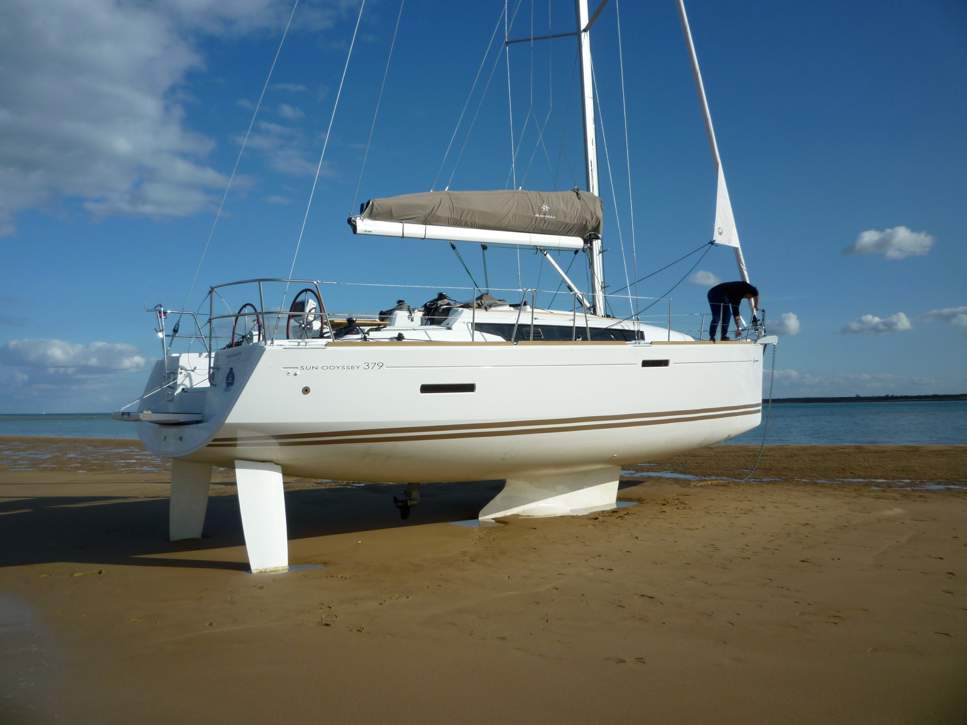 Jeanneau Sun Odyssey 389 Exterior - 26.JPG