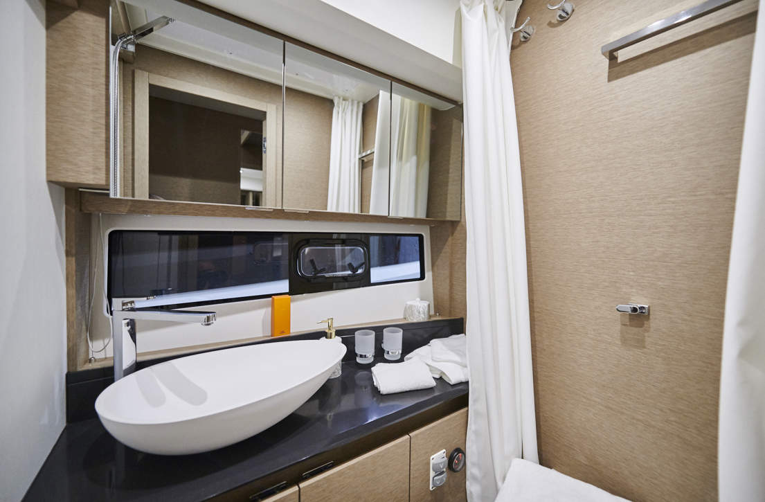 Prestige 460 Flybridge Interior - 11.jpg