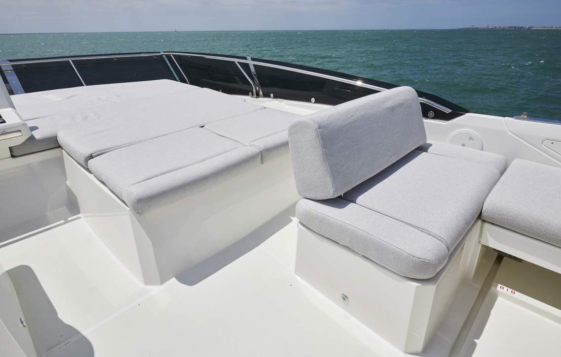 Prestige 590 Flybridge Exterior - 13.JPG