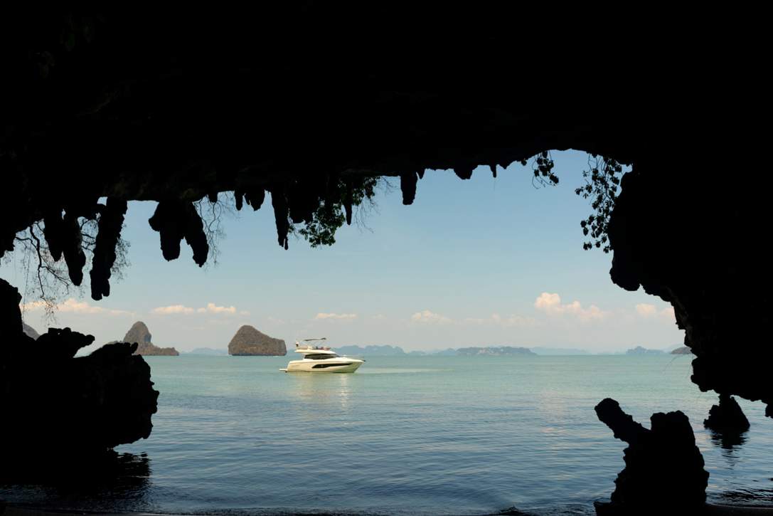 Prestige 420 Fly Exterior - 11.jpg