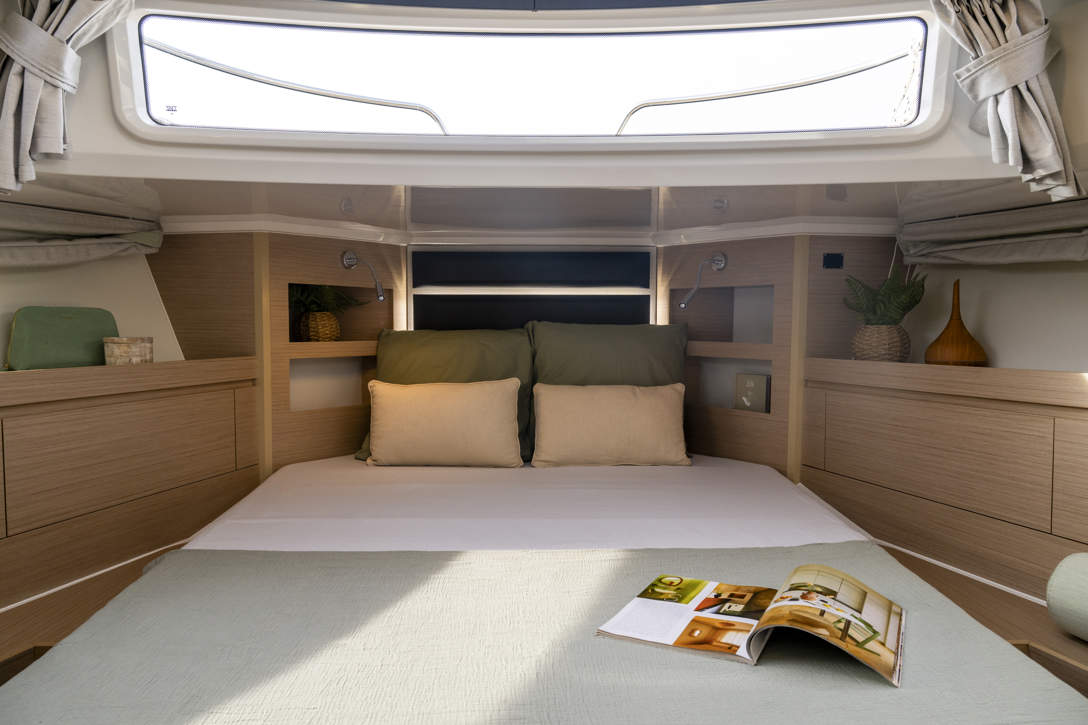 DELPHIA 12 SEDAN IMAGE INTERIOR AIGUESMORTES 6