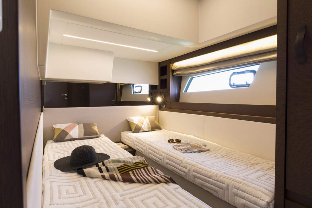 Prestige 520 Flybridge Interior - 6.JPG