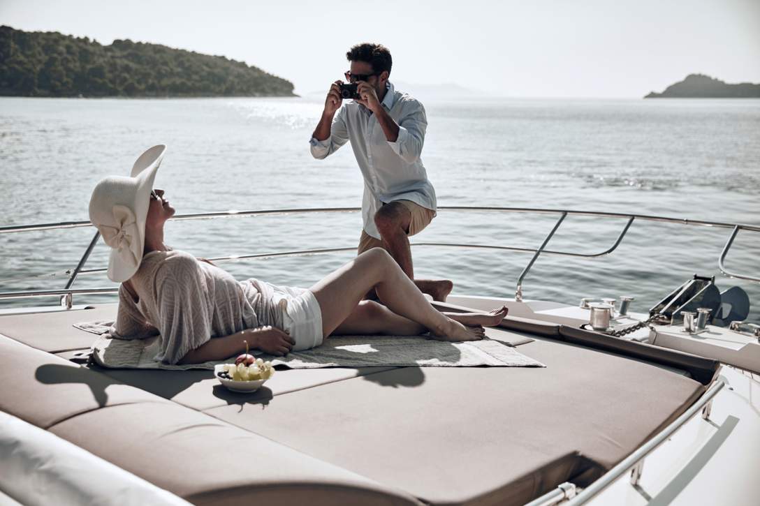 Prestige 690 Fly Exterior - 1.JPG