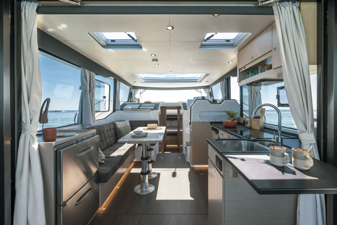 DELPHIA 12 SEDAN IMAGE INTERIOR PIRIAC (34)