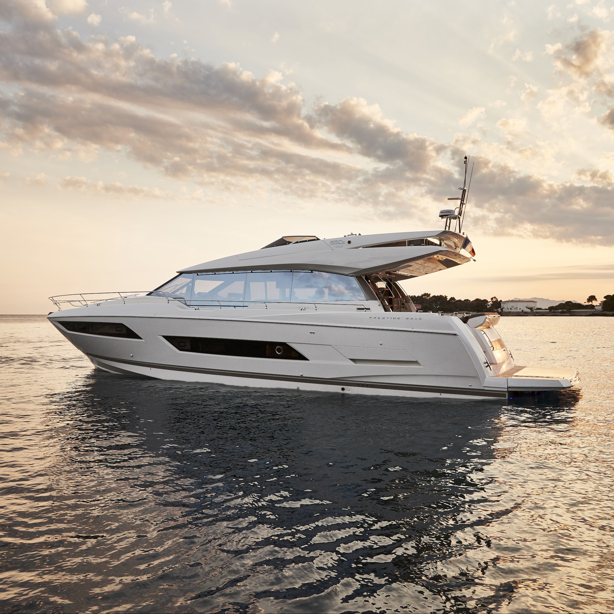Prestige 690 S Exterior - 3.JPG