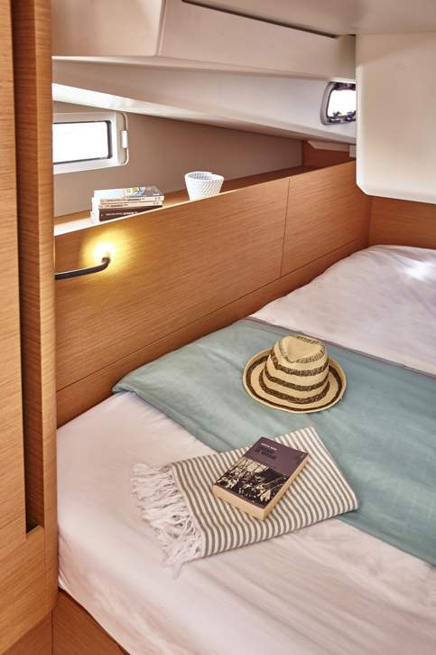 Jeanneau Sun Odyssey 440 Interior - 20.JPG