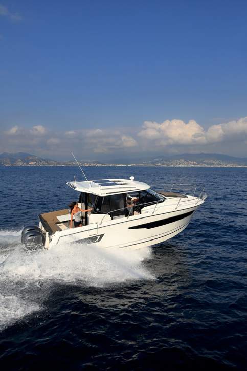 Jeanneau Merry Fisher 895 HB Exterior - 19.JPG