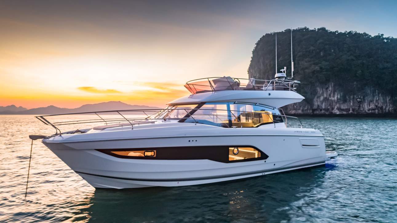 Prestige 420 Fly Exterior - 7.JPG