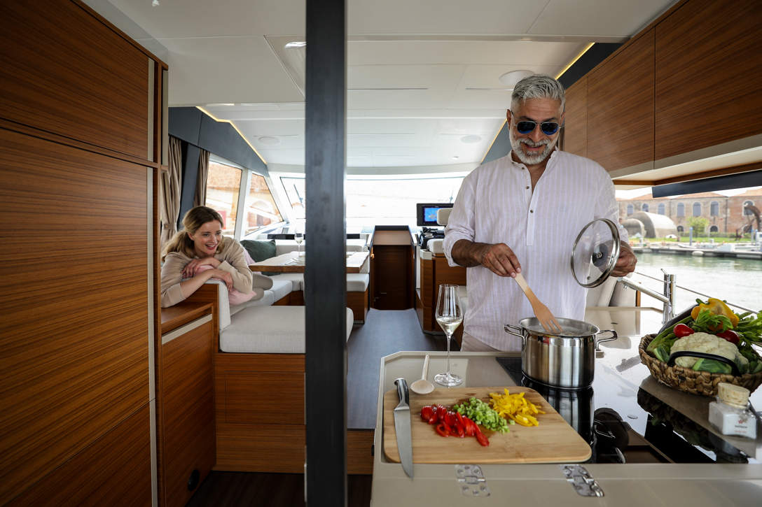 GL45 Fly Venice Galley 01