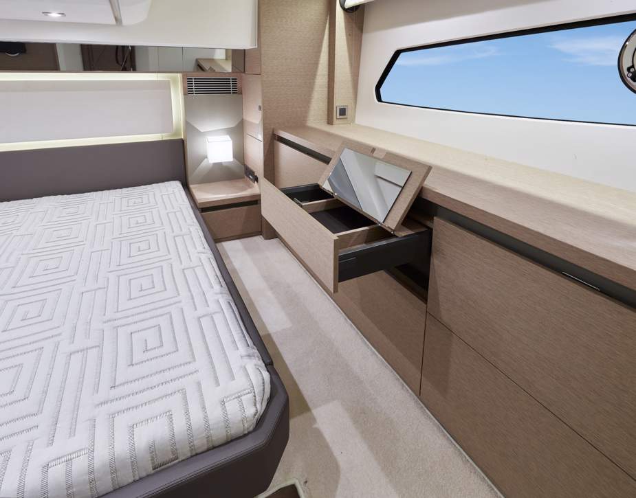 Prestige 460 Flybridge Interior - 38.JPG