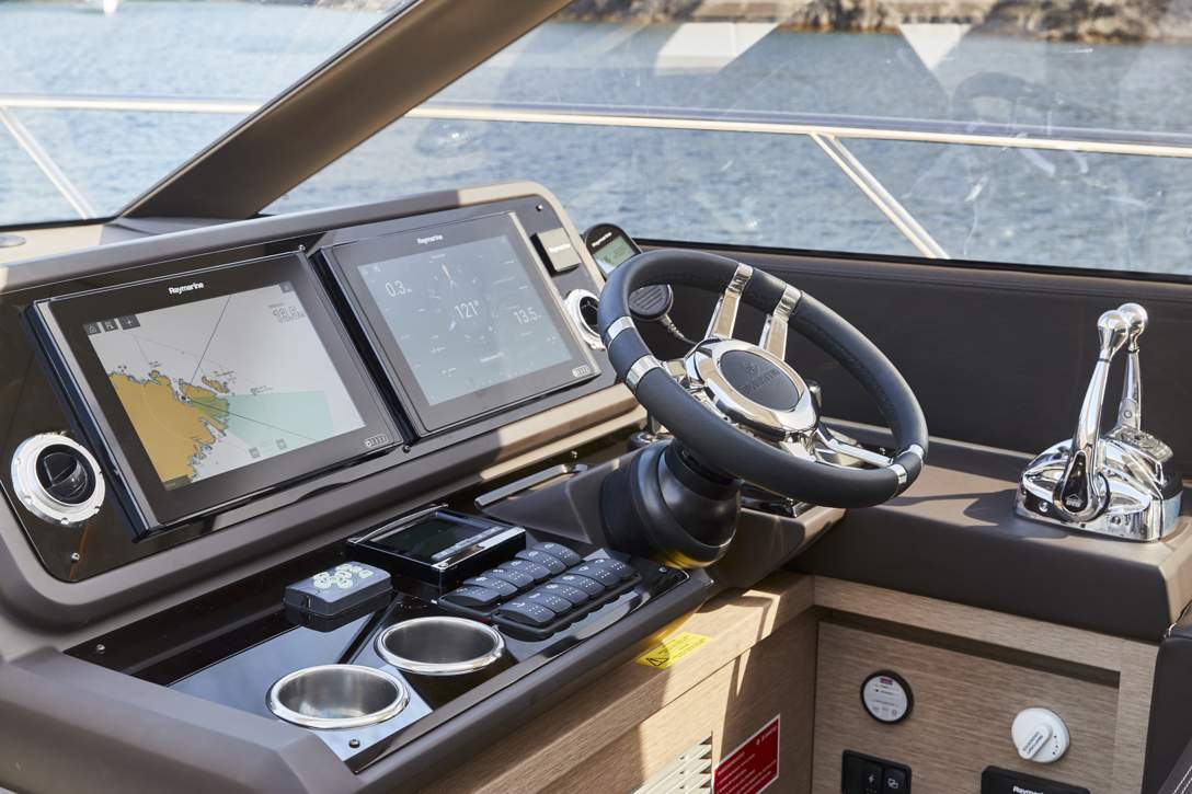 Prestige 590 S Interior - 24.JPG