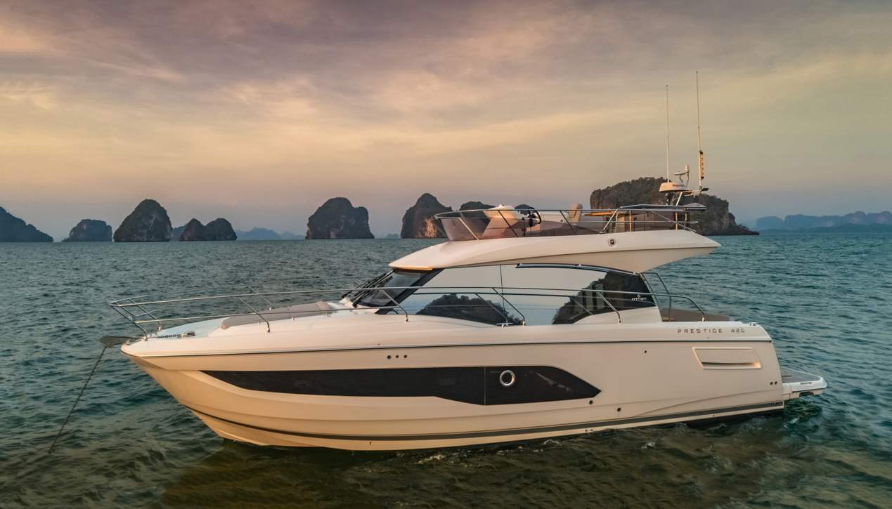Prestige 420 Fly Exterior - 5.JPG