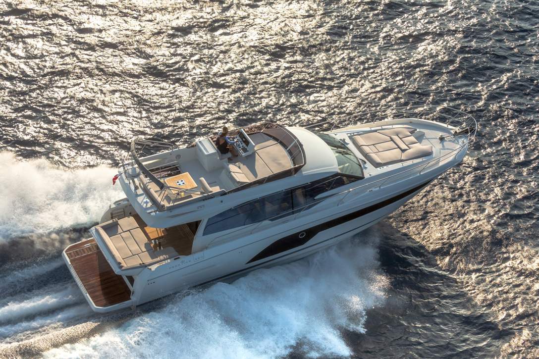 Prestige 590 Flybridge Exterior - 6.JPG