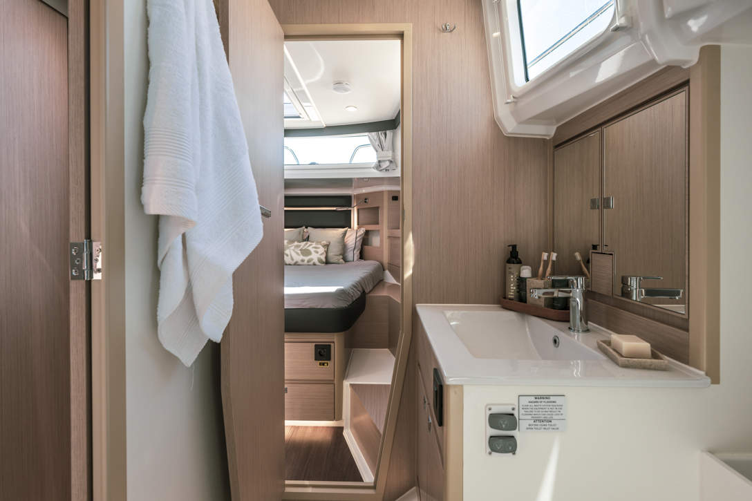 DELPHIA 12 SEDAN IMAGE INTERIOR PIRIAC (38)