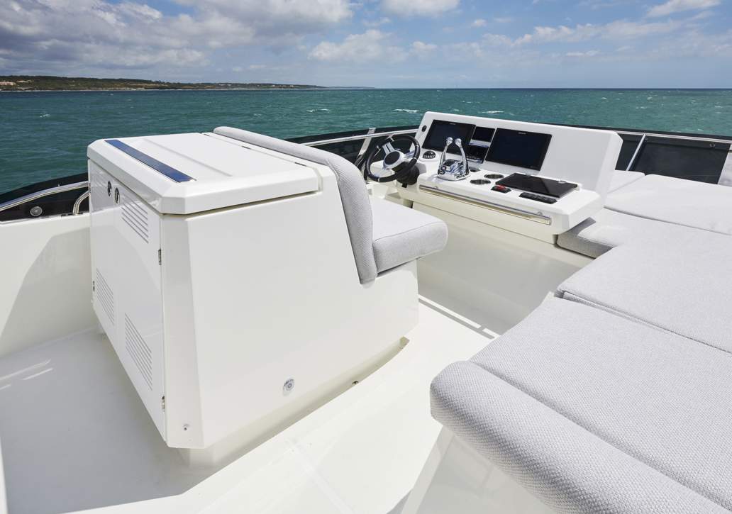 Prestige 590 Flybridge Exterior - 16.JPG
