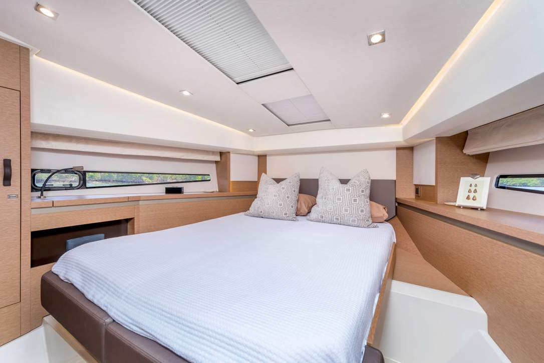 Prestige 460 Flybridge Interior - 17.JPG