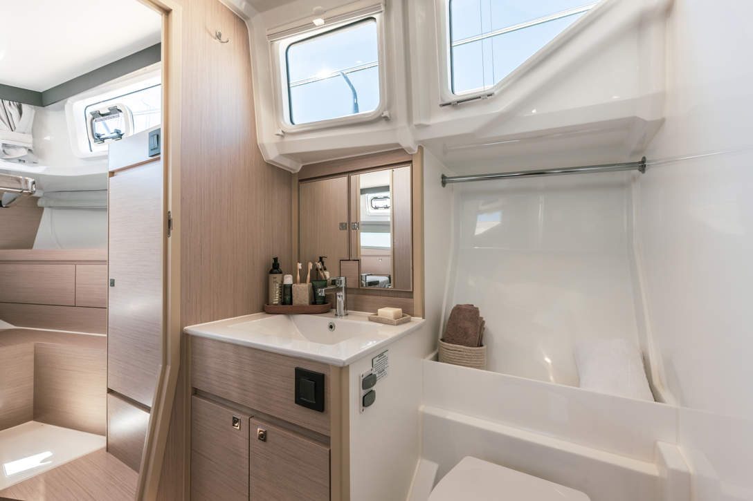 DELPHIA 12 SEDAN IMAGE INTERIOR PIRIAC (12)