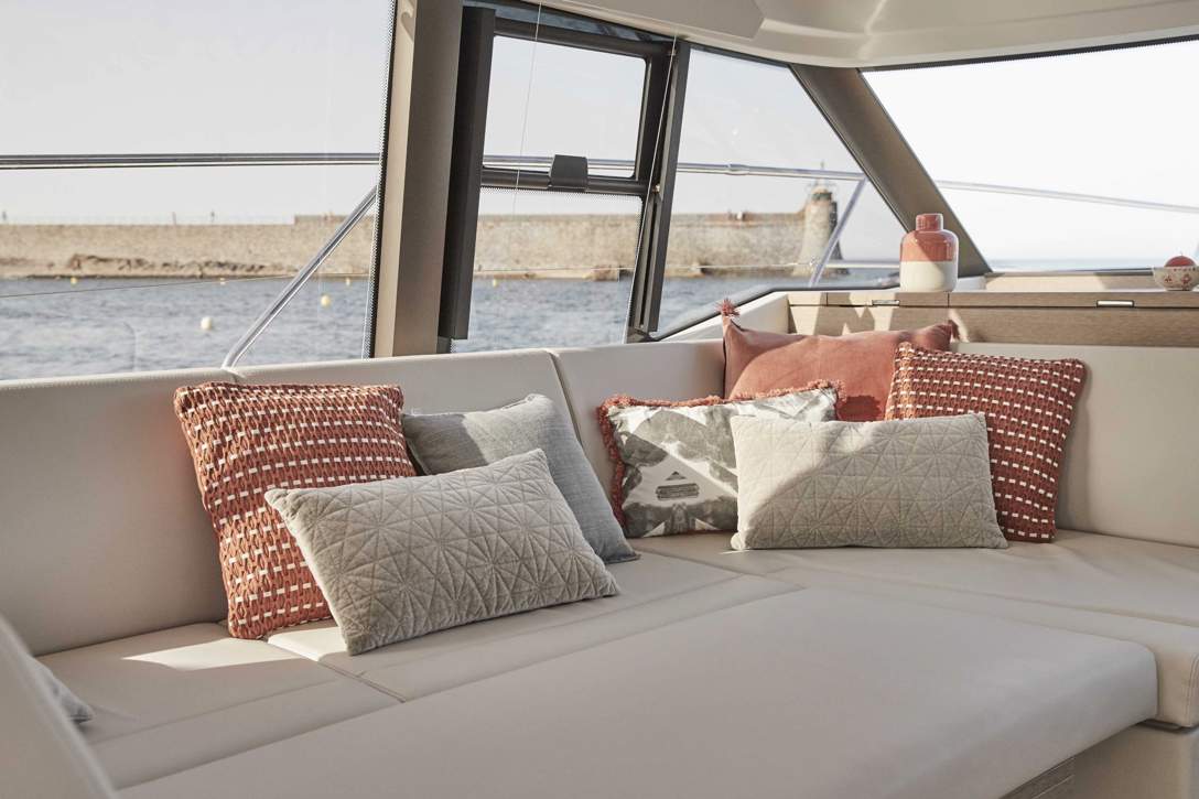 Prestige 420 Fly Interior - 25.JPG