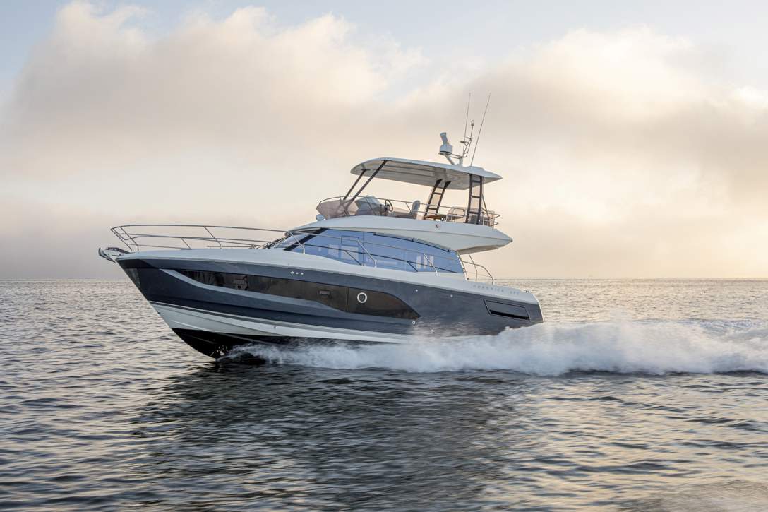 Prestige 420 Fly Exterior - 16.JPG