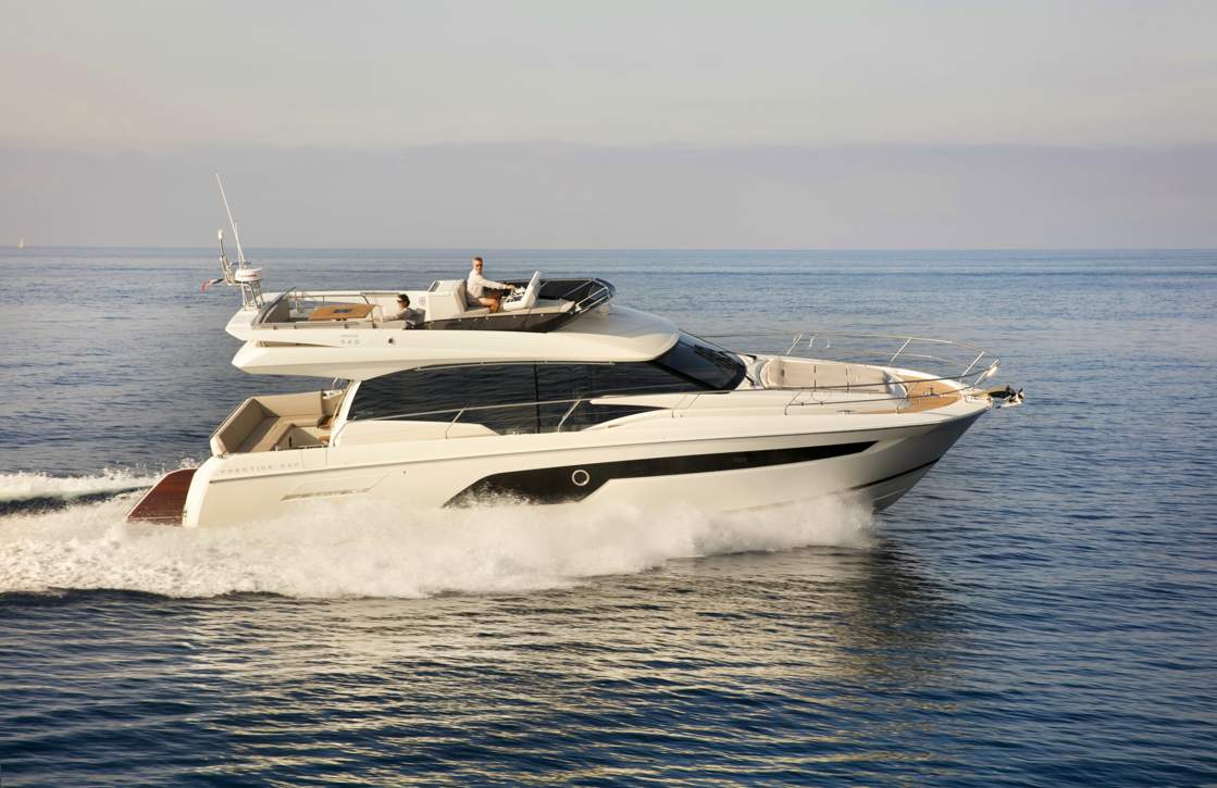 Prestige 520 Flybridge Exterior - 7.JPG