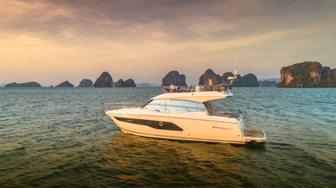 Prestige 420 Fly Exterior - 4.JPG