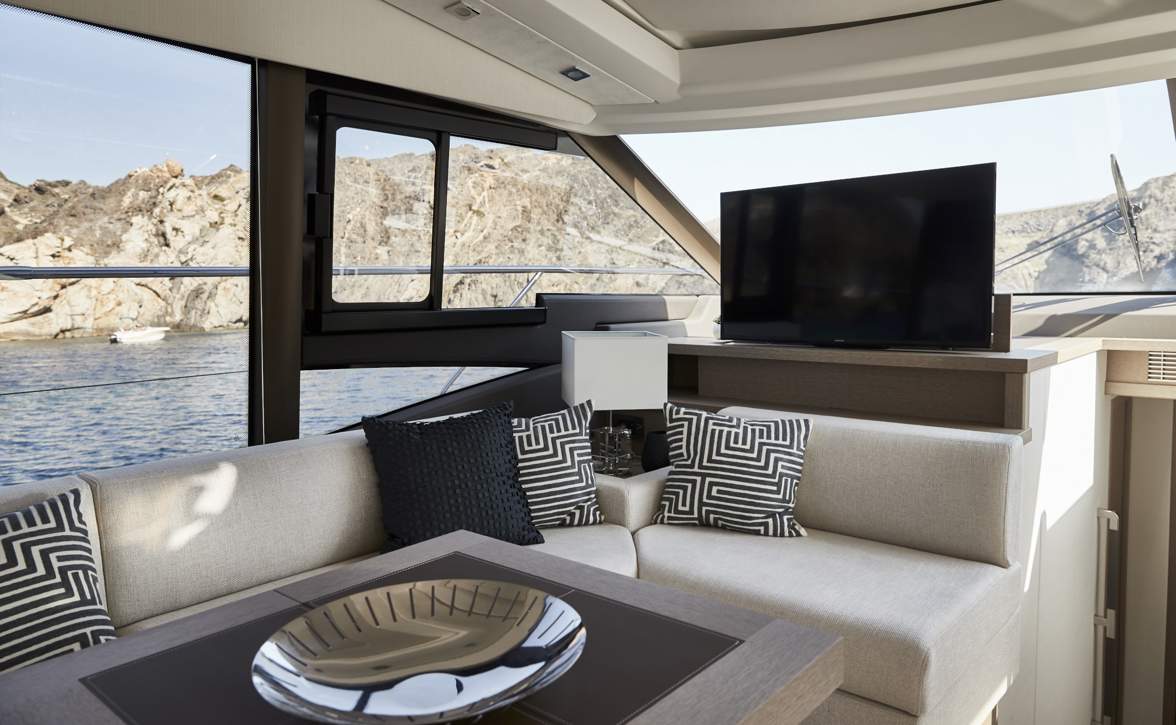 Prestige 590 S Interior - 31.JPG