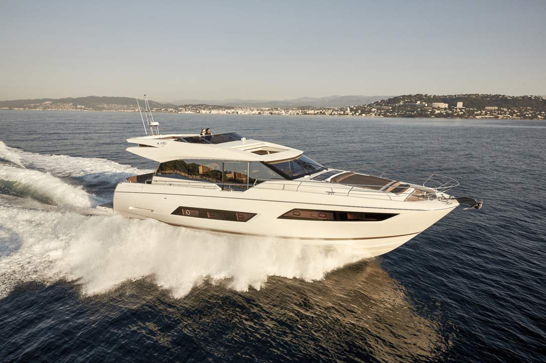 Prestige 690 S Exterior - 1.JPG