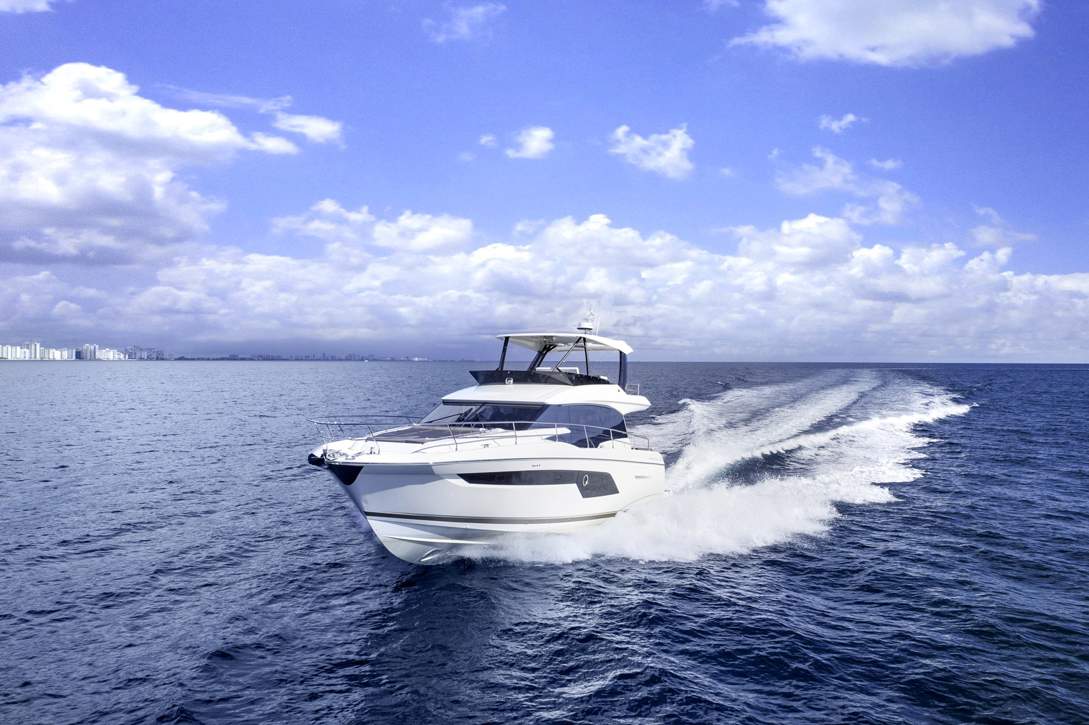 Prestige 520 Flybridge Exterior - 4.JPG