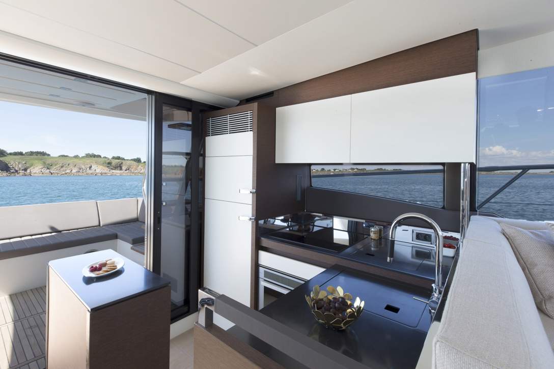 Prestige 520 Flybridge Interior - 11.JPG