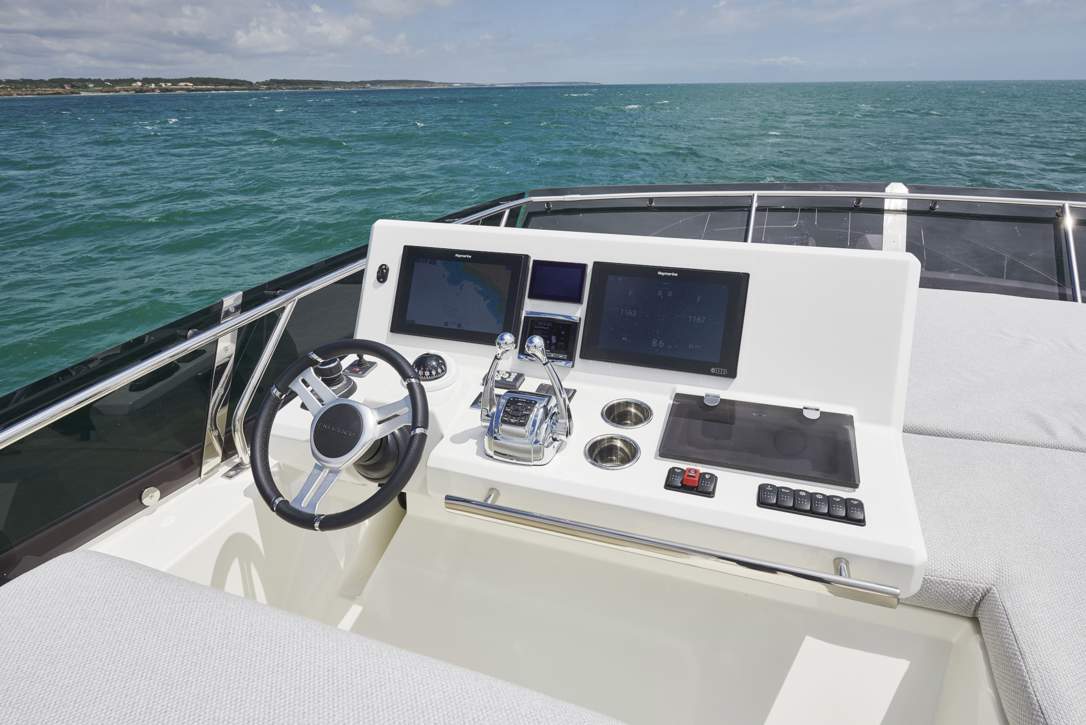 Prestige 590 Flybridge Exterior - 20.JPG