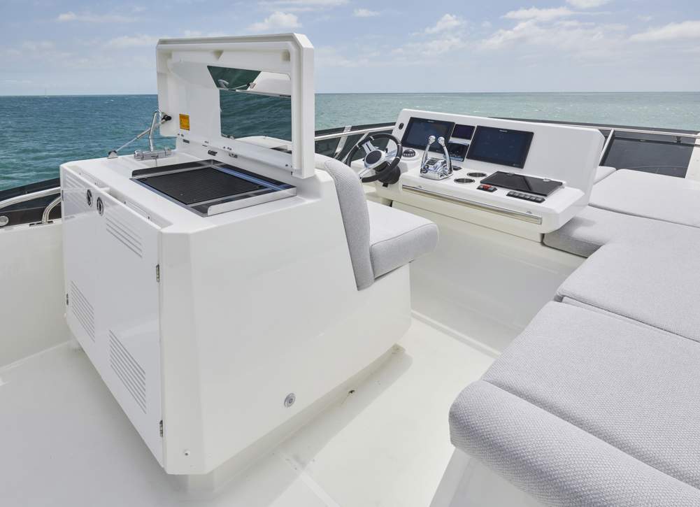 Prestige 590 Flybridge Exterior - 17.JPG