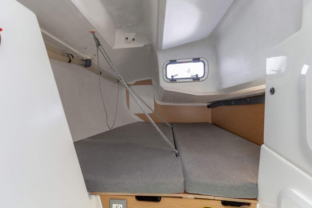 Jeanneau Sun Fast 3300 Interior - 4.jpg
