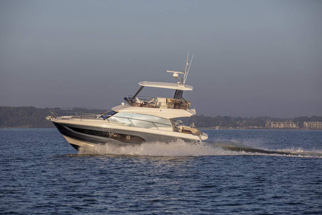 Prestige 420 Fly Exterior - 12.JPG