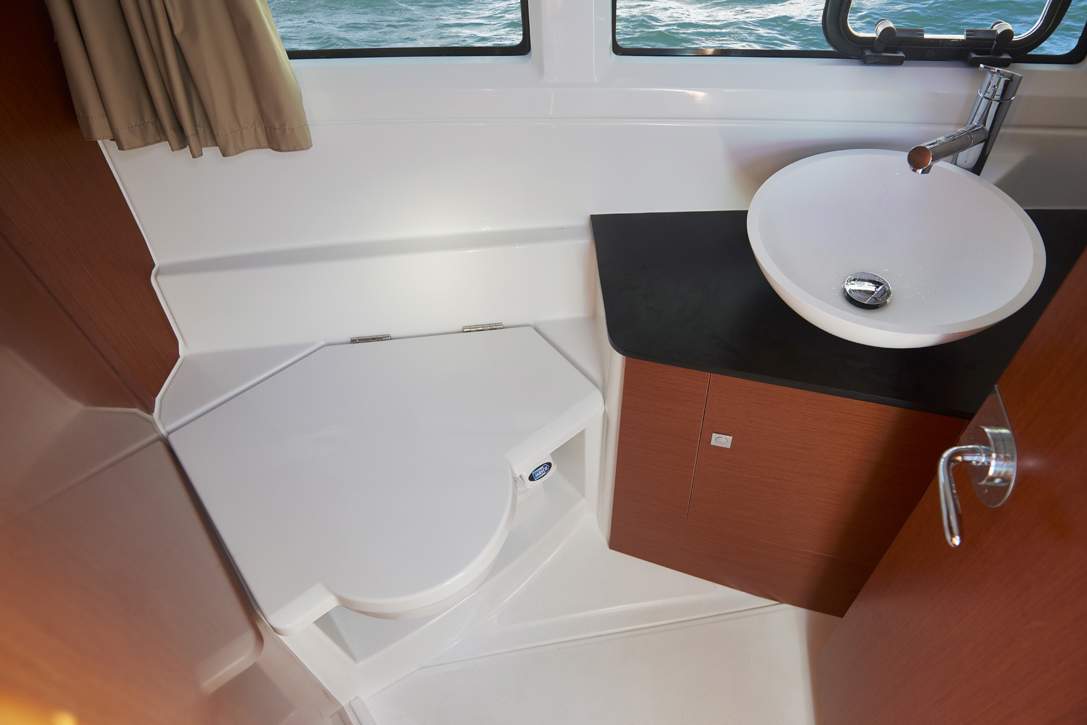 Jeanneau Merry Fisher 895 HB Interior - 20.JPG