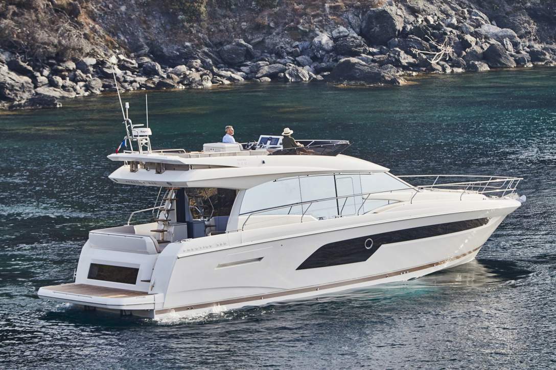 Prestige 520 Flybridge Exterior - 17.JPG