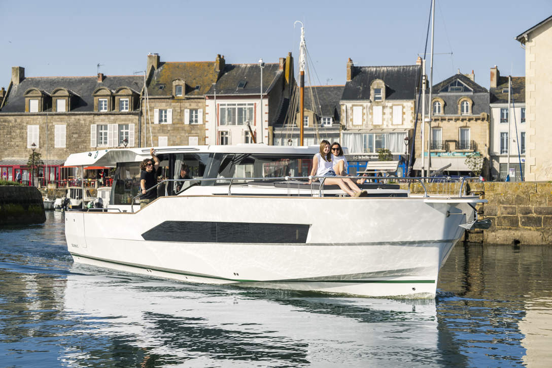 DELPHIA 12 SEDAN IMAGE LIFESTYLE PIRIAC (8)