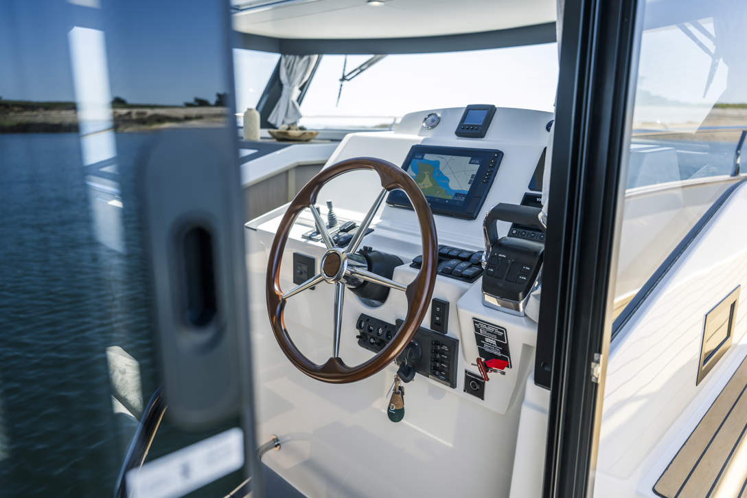 DELPHIA 12 SEDAN IMAGE INTERIOR PIRIAC (23)
