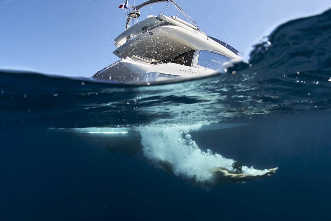Prestige 590 Flybridge Exterior - 35.JPG