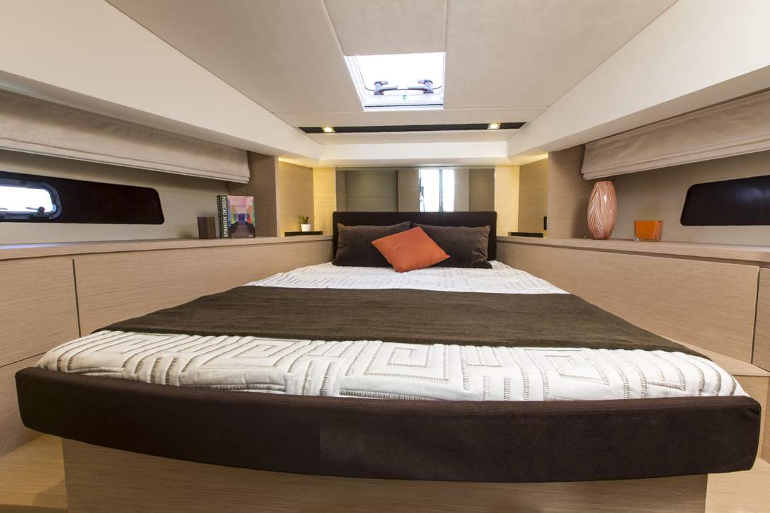 Prestige 420 Fly Interior - 30.JPG