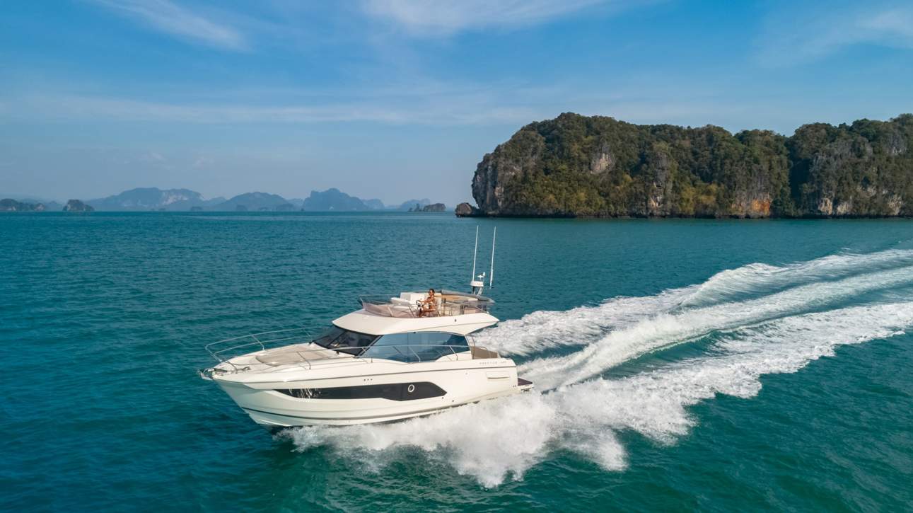 Prestige 420 Fly Exterior - 1.JPG