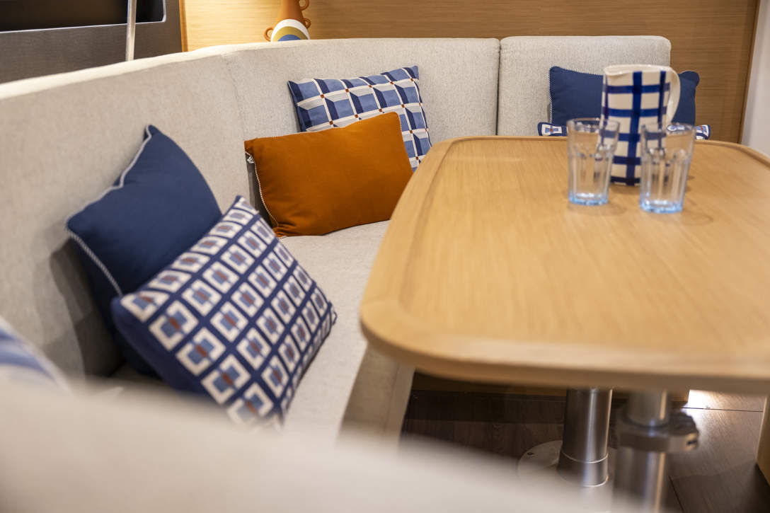 SUN ODYSSEY 455 INTERIOR (10)