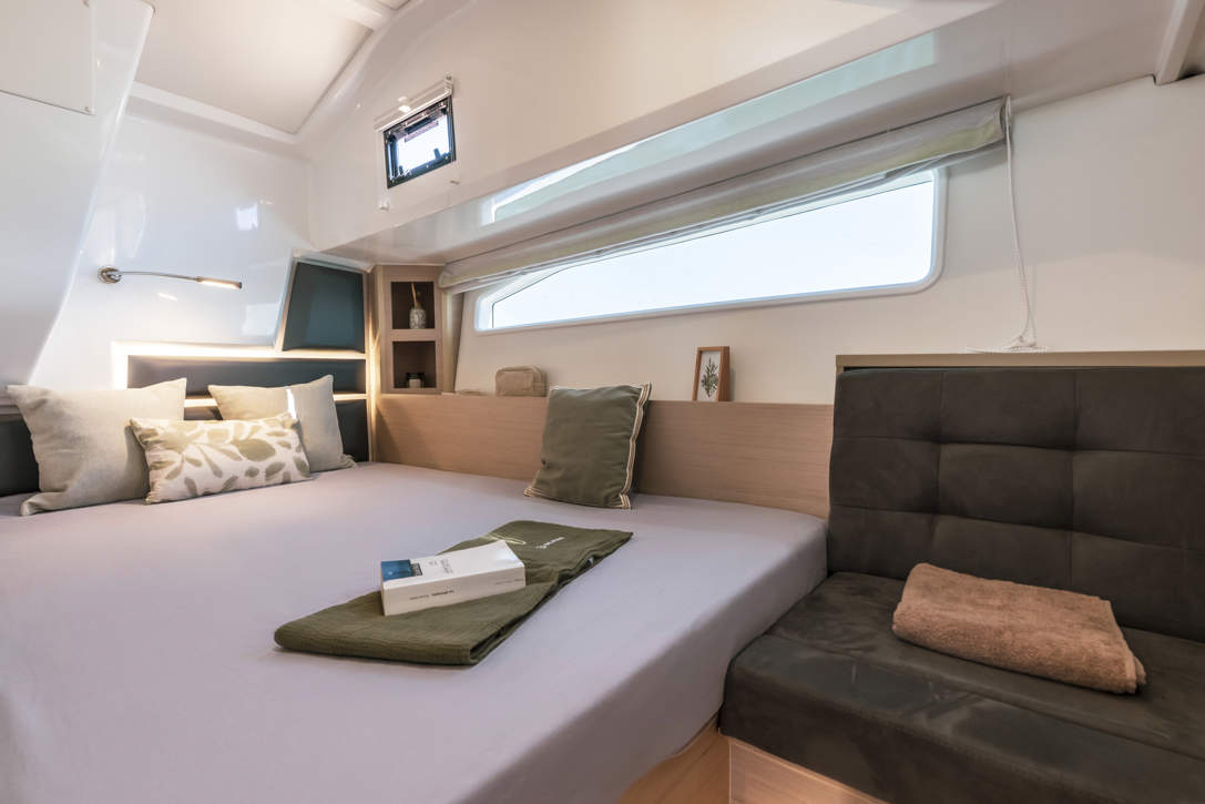 DELPHIA 12 SEDAN IMAGE INTERIOR PIRIAC (4)