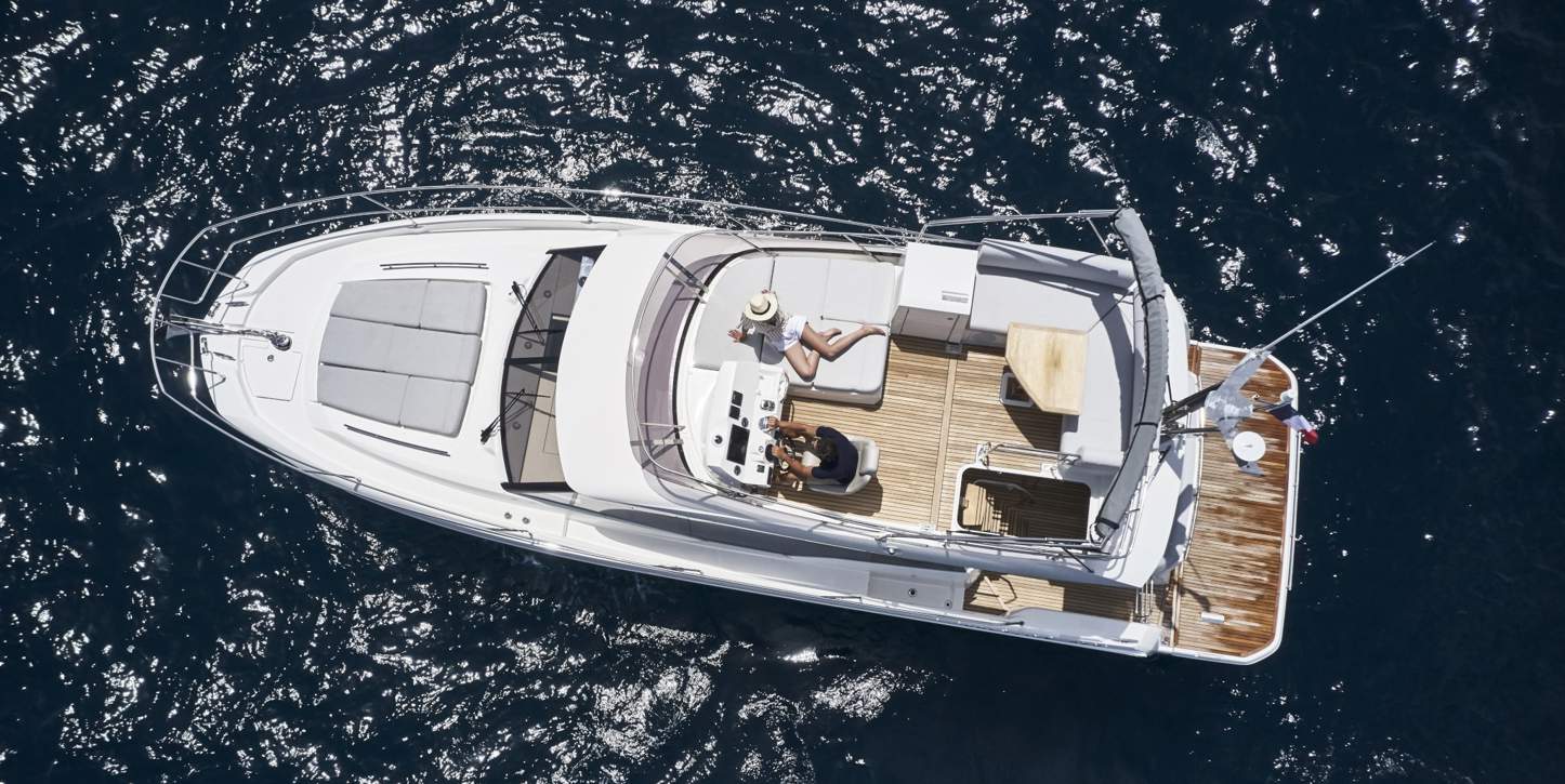 Prestige 420 Fly Exterior - 19.JPG