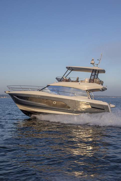 Prestige 420 Fly Exterior - 14.JPG