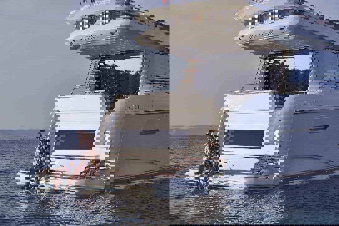 Prestige 520 Flybridge Exterior - 18.JPG