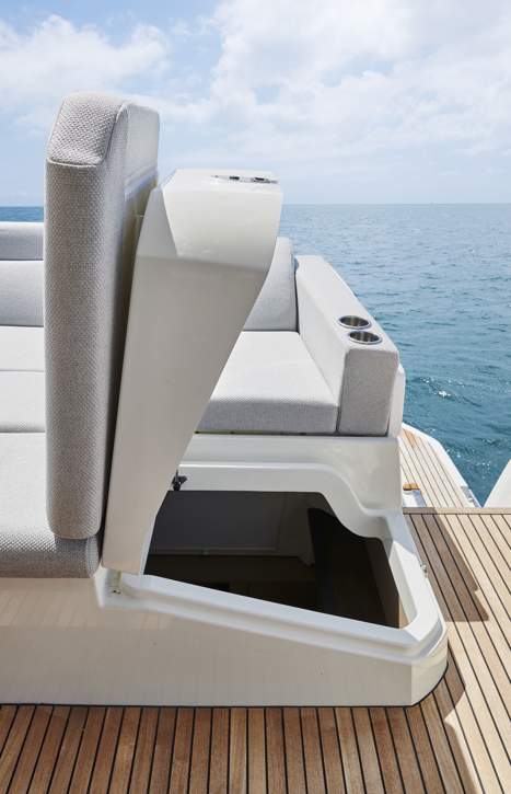 Prestige 590 Flybridge Exterior - 21.JPG
