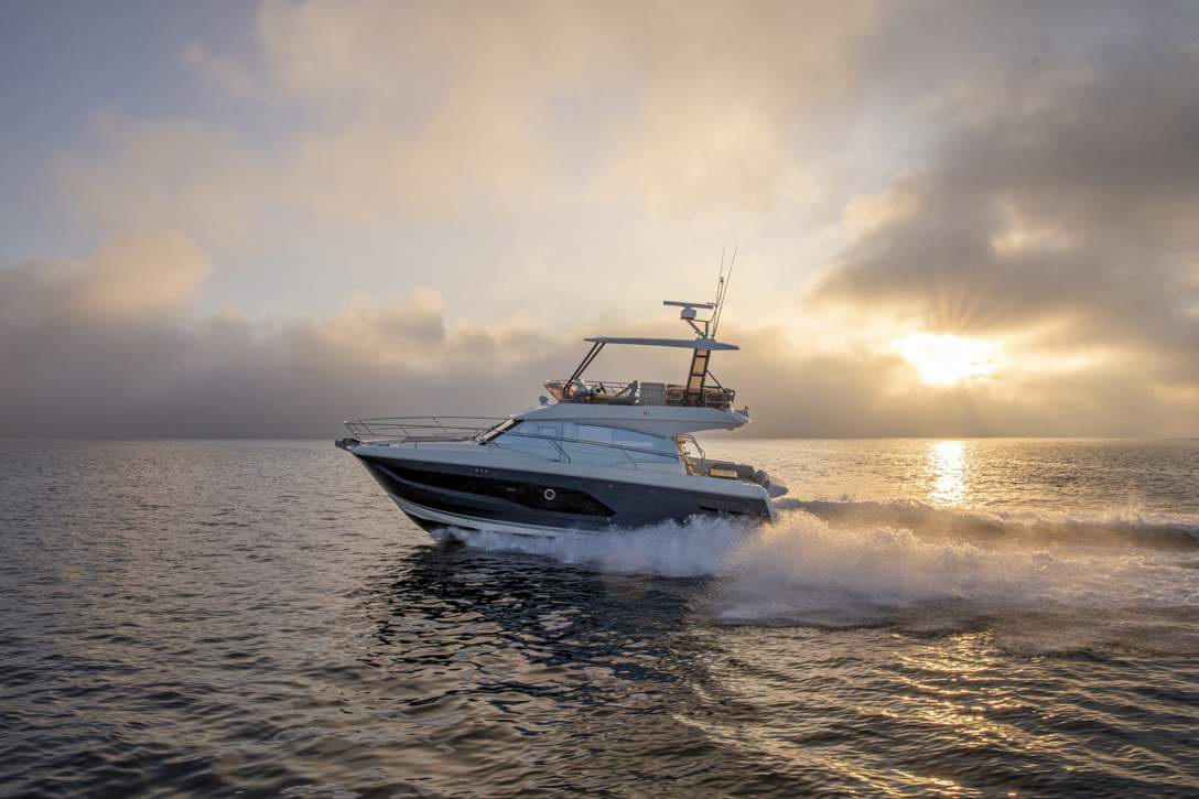 Prestige 420 Fly Exterior - 15.JPG