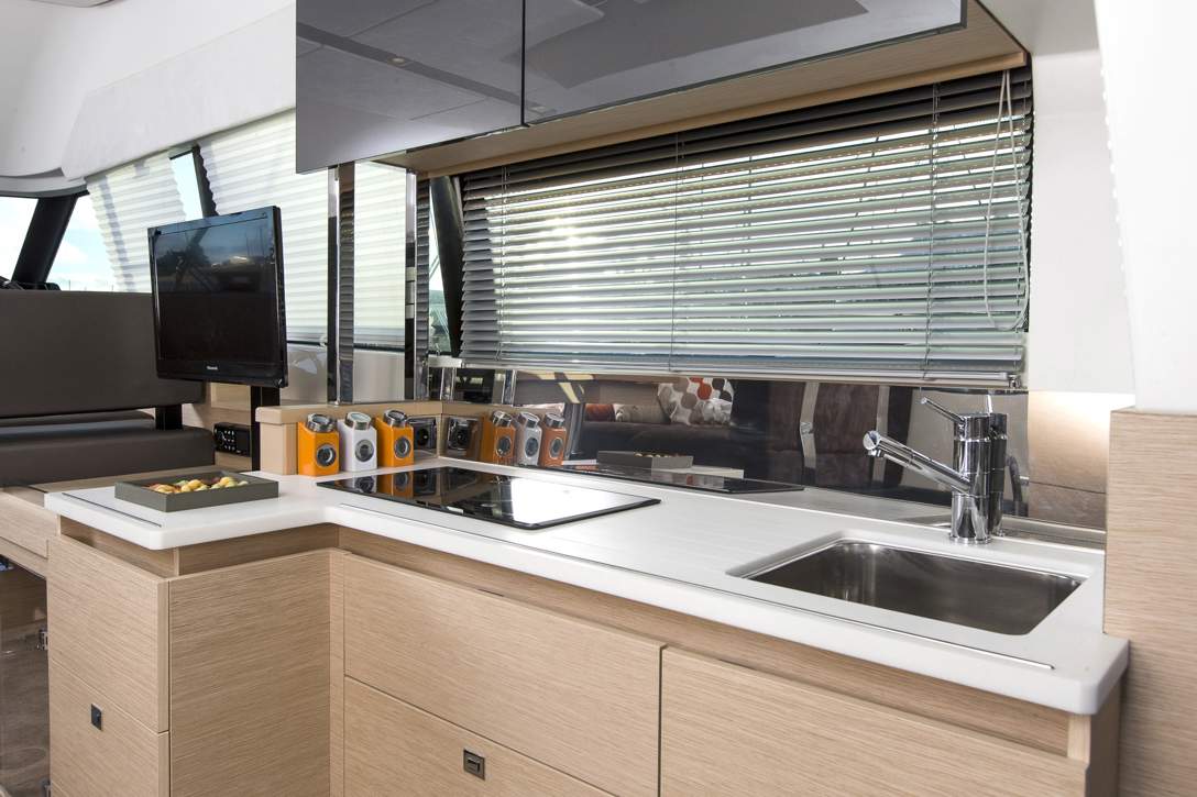 Prestige 420 Fly Interior - 40.JPG