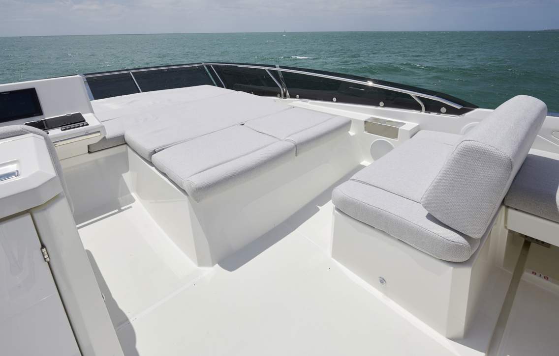Prestige 590 Flybridge Exterior - 11.JPG